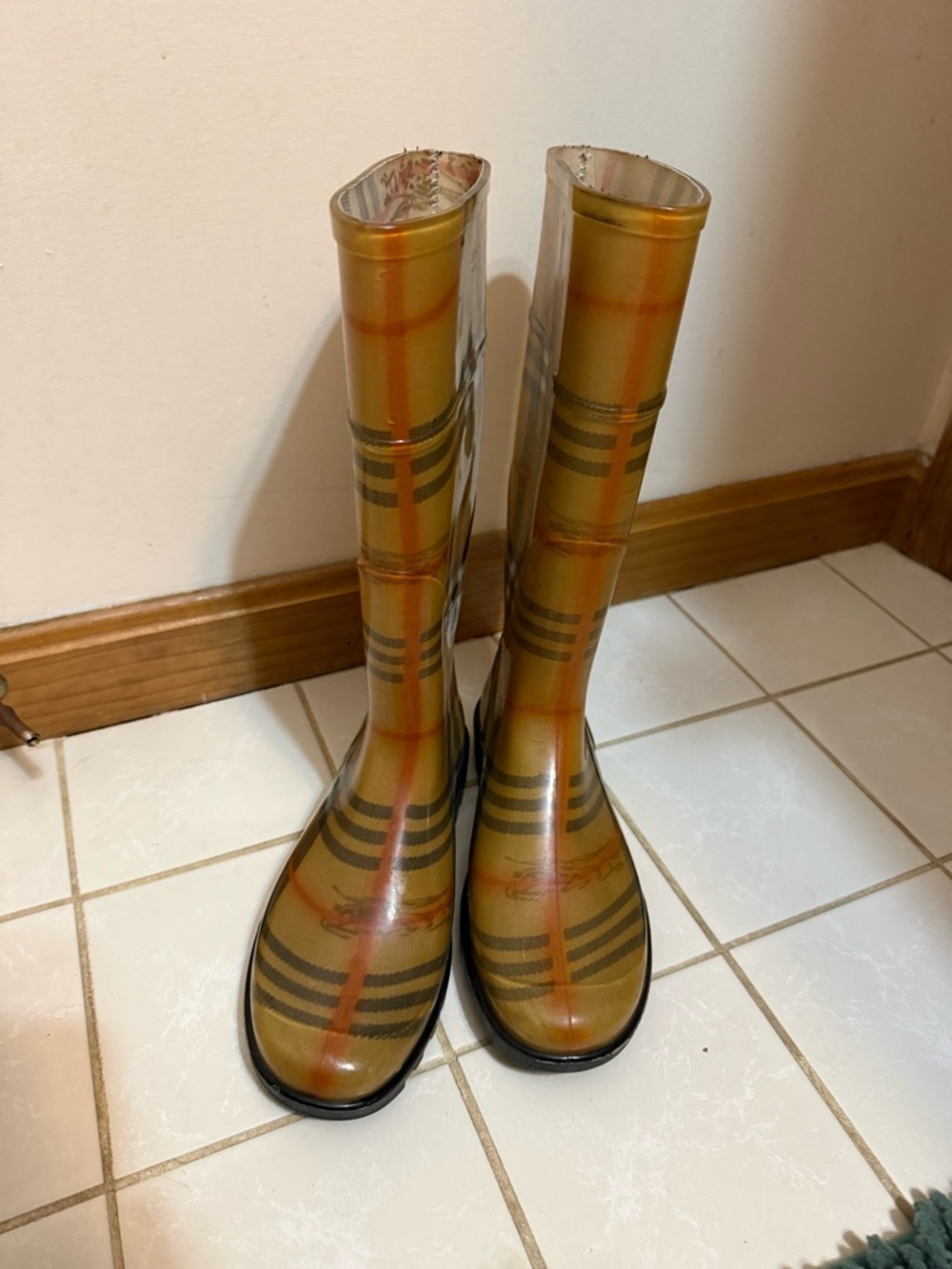 Burberry | Classic Plaid Rain Boots Italian size 37 - Picture 3 of 15
